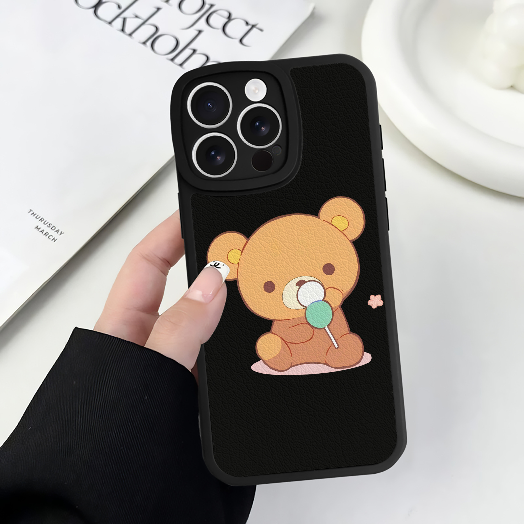（画像用） リラックマ リラックマ キイロイトリ Rilakkuma Korilakkuma Kiiroitori 【iPhone 16シリーズ対応】シリコンスマホケース（レザー調） 材質：シリコン